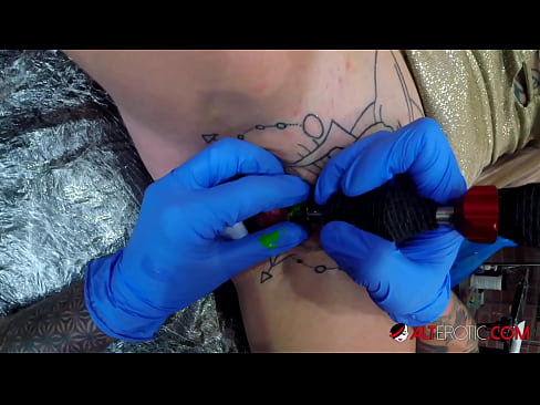 ❤️ Sully Savage yang sangat bertato membuat tato di klitorisnya ❤️❌ Sex di id.mouthporn.ru